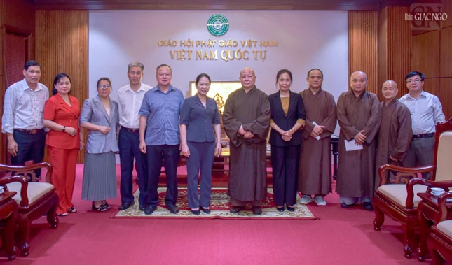 Bà Thứ trưởng Bộ Dân tộc và Tôn giáo Nông Thị Hà, ông Lò Quang Tú - Vụ trưởng Vụ Tuyên truyền công tác dân tộc, tôn giáo, ông Phí Mạnh Thắng - Vụ trưởng Vụ Pháp chế, Bộ Dân tộc và Tôn giáo, bà Phạm Thị Minh Nga, Phó Trưởng ban Tôn giáo Chính phủ chụp hình lưu niệm cùng Ban Trị sự GHPGVN TP.HCM