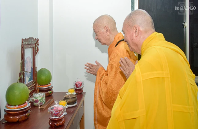 Thăm lại Dư Hương thất - nơi Đại lão Hòa thượng Thích Trí Quang sau khi rời chùa Ấn Quang, đã trở về tịnh tu, phiên dịch kinh sách suốt thời gian dài cho đến ngày ngài trở về an dưỡng tại chùa Từ Đàm