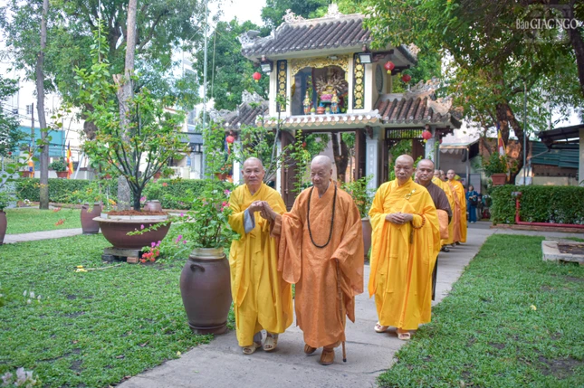 Hòa thượng Thích Nguyên Giác cung đón Đức Pháp chủ quang lâm Quảng Hương Già Lam