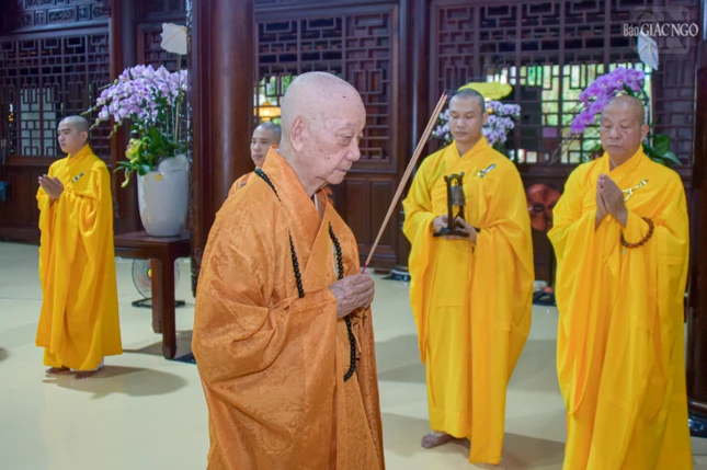 Đức Pháp chủ dâng hương cúng dường Giác linh Đại lão Hòa thượng Thích Trí Thủ tại chánh điện