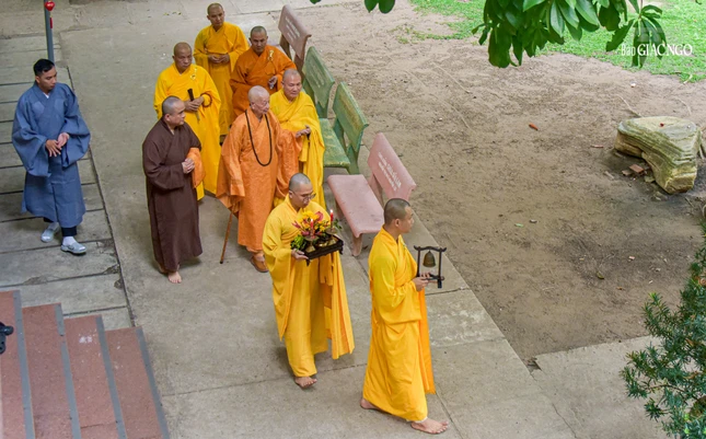 Từ sáng sớm, Đức Pháp chủ đã đến dâng hương, nhiễu tháp tưởng niệm nhân húy nhật Đại lão Hòa thượng Thích Trí Thủ, Đệ nhất Chủ tịch Hội đồng Trị sự GHPGVN tại Quảng Hương Già Lam (P.Hạnh Thông,TP.HCM)