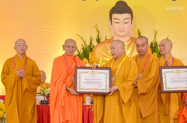 Trưởng lão Hòa thượng Thích Thiện Pháp tặng Bằng tuyên dương công đức của Hội đồng Trị sự đến Hòa thượng Đào Như