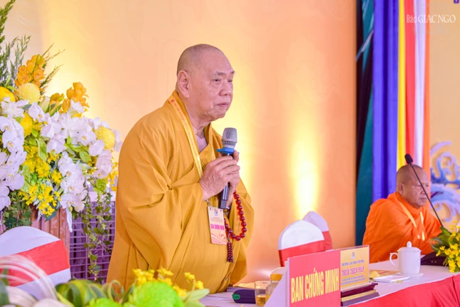 Trưởng lão Hòa thượng Thích Thiện Pháp lấy ý kiến biểu quyết thông qua danh sách nhân sự giới thiệu tham gia Ban Trị sự GHPGVN TP.Cần Thơ nhiệm kỳ 2026-2031