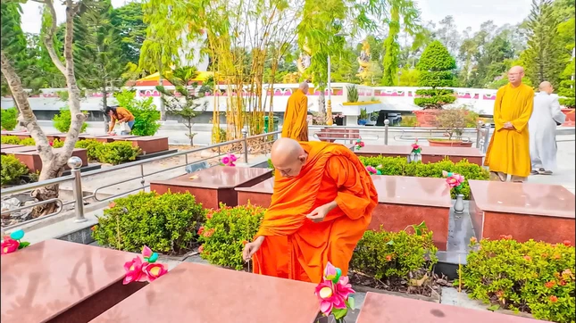 Hòa thượng Đào Như thắp hương trước các mộ phần liệt sĩ