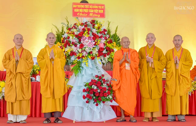 Ban Thường trực Hội đồng Trị sự tặng hoa chúc mừng Đại hội đại biểu Phật giáo Cần Thơ nhiệm kỳ I, 2026-2031