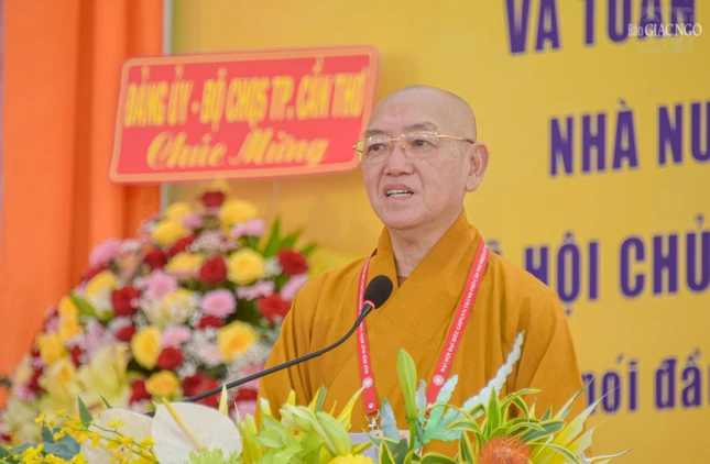 Thượng tọa Thích Bình Tâm báo cáo tóm tắt kết quả của các nội dung quan trọng tại ngày thứ nhất Đại hội, nhiệm kỳ 2026-2031