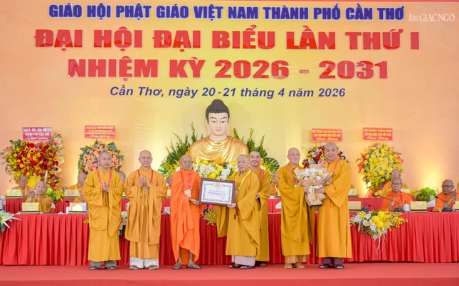 Trưởng lão Hòa thượng Thích Thiện Pháp tặng Bằng tuyên dương công đức đến tập thể Ban Trị sự GHPGVN TP.Cần Thơ