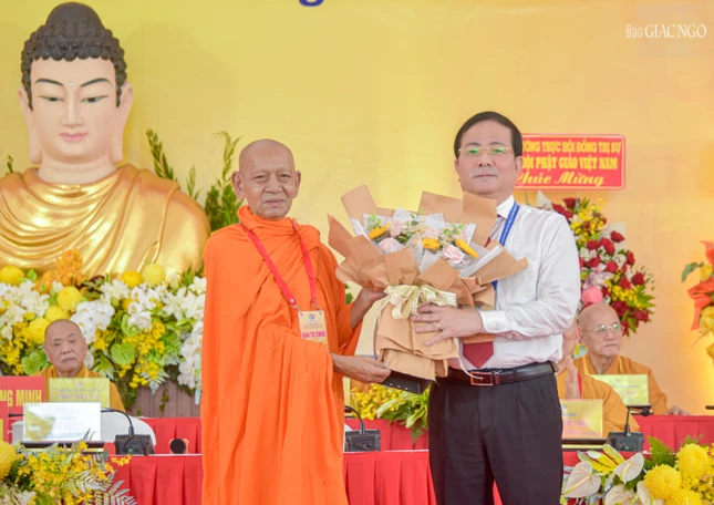 Ông Trần Văn Huyến tặng hoa chúc mừng Hòa thượng Đào Như được suy cử làm Trưởng ban Trị sự Phật giáo TP.Cần Thơ nhiệm kỳ 2026-2031