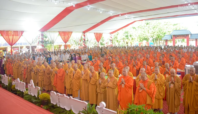 Chư tôn đức, đại biểu thực hiện nghi thức tâm linh trước khi diễn ra đại hội