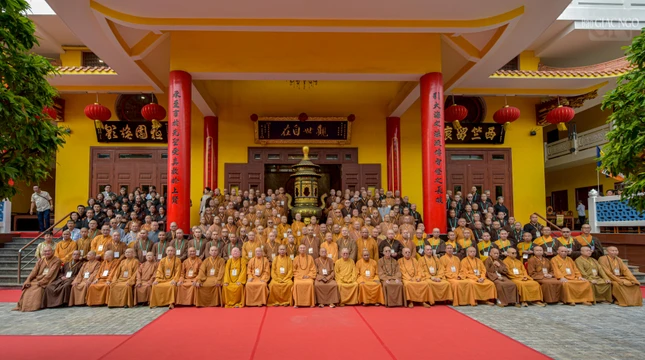 Đoàn chụp hình lưu niệm tại chùa Thảo Đường