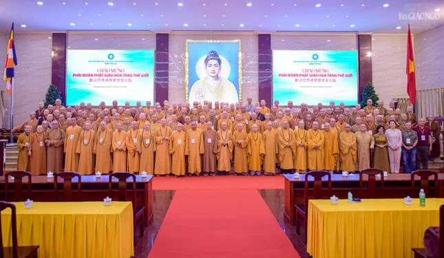 Đoàn chụp hình lưu niệm