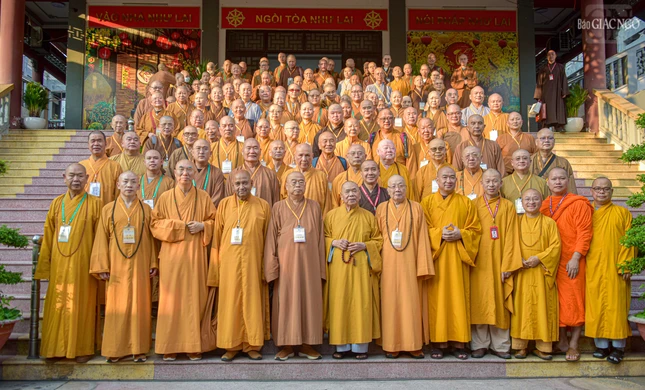 Đoàn chụp hình lưu niệm tại Văn phòng II T.Ư