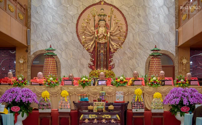 Hòa thượng Thích Tâm Mậu cùng các thành viên Hội Phật giáo Hoa Tăng thế giới thực hiện khóa lễ cầu nguyện hòa bình thế giới