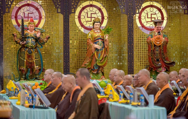 Chư Tăng tụng kinh Kim cang cầu nguyện thế giới hòa bình, chúng sanh an lạc