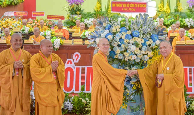 Trưởng lão Hòa thượng Thích Thiện Pháp tặng lẵng hoa chúc mừng của Hội đồng Trị sự