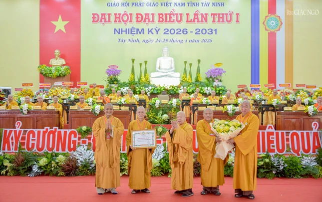 Trưởng lão Hòa thượng Thích Thiện Nhơn tặng Bằng tuyên dương công đức của GHPGVN đến tập thể Ban Trị sự tỉnh GHPGVN tỉnh Tây Ninh