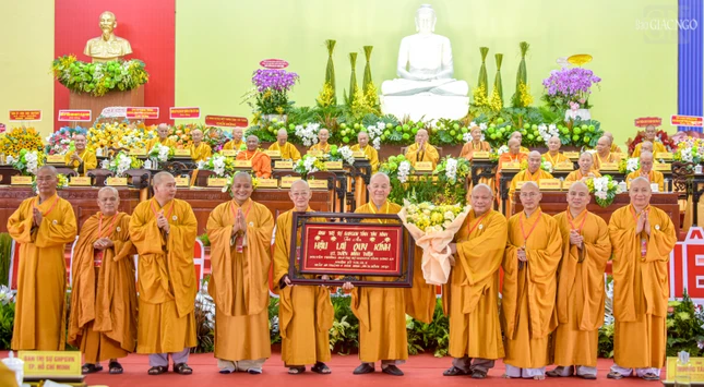 Tân Ban Trị sự GHPGVN tỉnh Tây Ninh tặng khánh vàng tri ân Hòa thượng Thích Minh Thiện, Trưởng ban Trị sự tiền nhiệm
