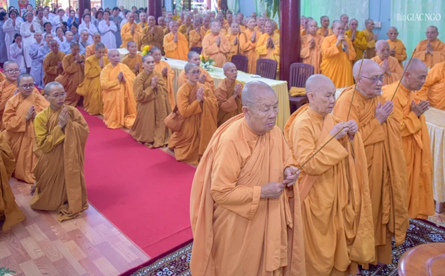 Chư Ni dâng hương tưởng niệm