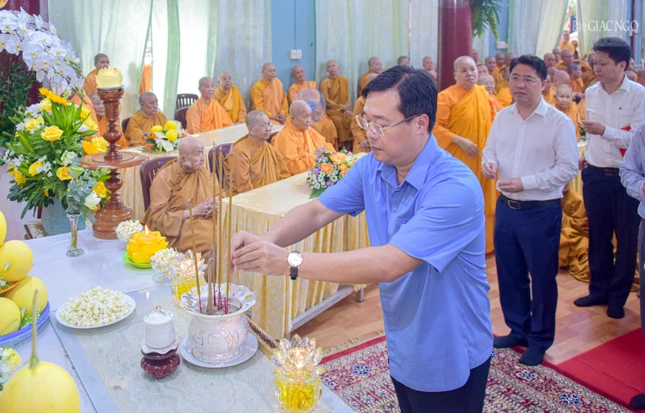 Ông Lê Quốc Phong thắp hương tưởng niệm Ni trưởng Huỳnh Liên