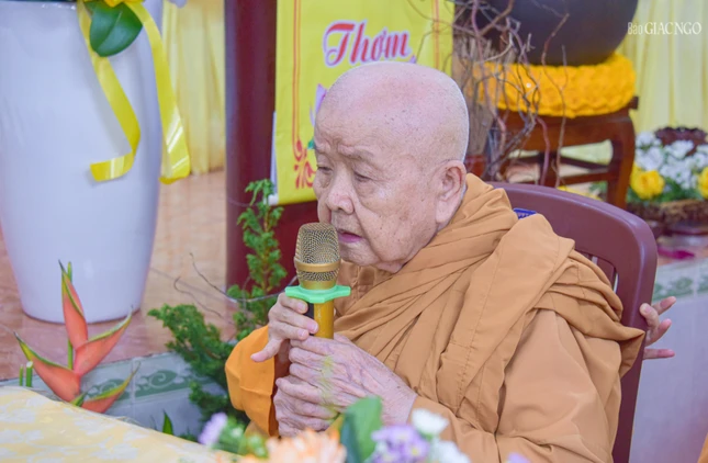 Ni trưởng Thích nữ Tân Liên sách tấn chư Ni tham dự