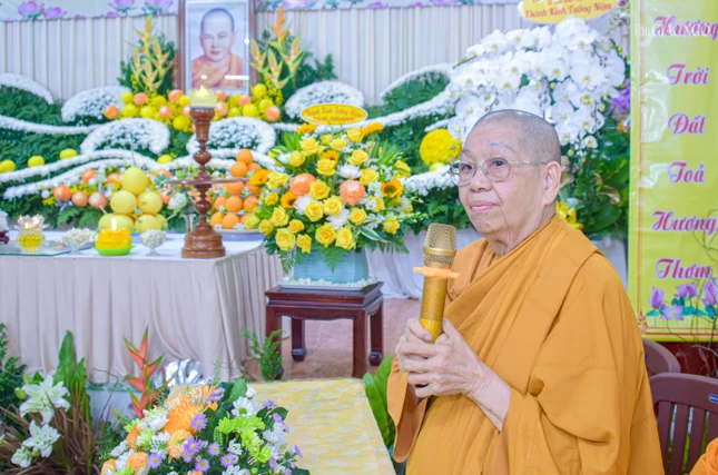 Ni trưởng Thích nữ Viên Liên tri ân sự tham dự của chư Ni các miền tịnh xá
