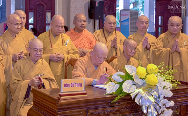 Hòa thượng Thích Lệ Trang ký sổ tang lưu niệm