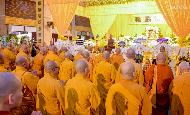 Chư tôn đức dâng hương trước Giác linh đường Trưởng lão Hòa thượng Thích Giác Tường