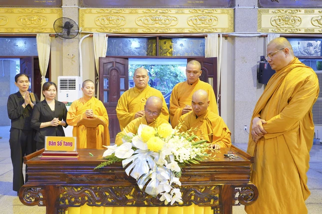 Ban Biên tập Báo Giác Ngộ ký sổ tang lưu niệm phân ưu cùng môn đồ pháp quyến Trưởng lão Hòa thượng Thích Giác Tường, Ủy viên Thường trực Hội đồng Chứng minh, Giáo phẩm Chứng minh hệ phái Khất sĩ