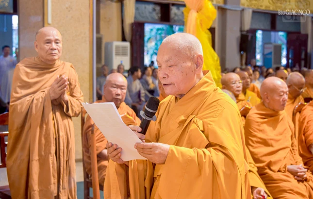 Trưởng lão Hòa thượng Thích Thiện Nhơn thay mặt Trung ương Giáo hội đọc lời tưởng niệm truy tán công hạnh của cố Trưởng lão Hòa thượng Thích Giác Tường