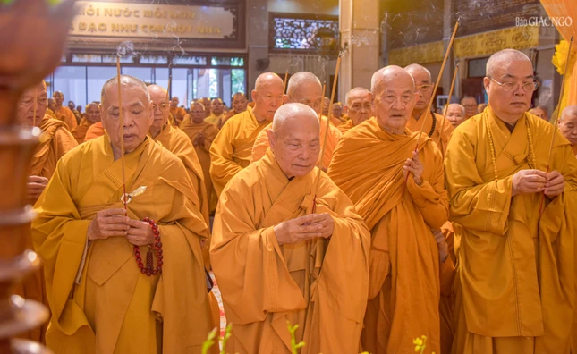 Chư vị Trưởng lão Hội đồng Chứng minh, Hội đồng Trị sự dâng hương tiễn biệt bậc tòng lâm thạch trụ của hệ phái Khất sĩ, thành viên sáng lập GHPGVN
