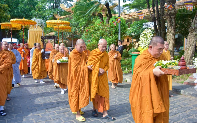Cung thỉnh kim quan cố Trưởng lão Hòa thượng rời Giác linh đường, đến nơi trà-tỳ tại Đài hỏa táng Phước Lạc Viên (tỉnh Bình Dương cũ)