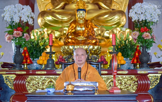 Hòa thượng Thích Lệ Trang hướng dẫn đại chúng thực hiện nghi thức phát nguyện quy y Tam bảo