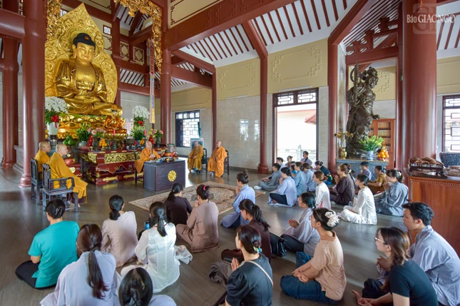 Thành tâm lắng nghe lời khai thị, nói về ý nghĩa của Tam bảo và sự thiết thực của 5 giới cấm căn bản của người cư sĩ tại gia