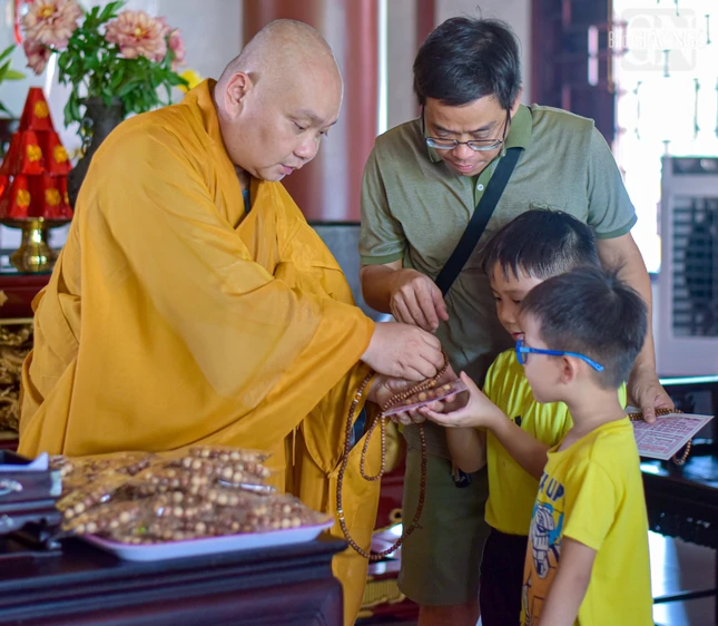 Thượng tọa Thích Trung Nguyện trao Giấy chứng nhận quy y đến các bạn nhỏ sau khi thọ 5 giới