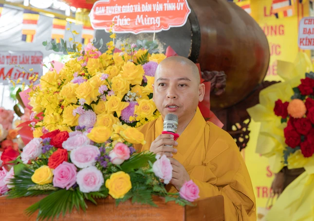 Đại đức Thích Quảng Pháp thay mặt Ban Trị sự GHPGVN tỉnh Lâm Đồng công bố quyết định chính thức bổ nhiệm trụ trì chùa Bửu Quang