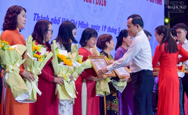 Bí thư Thành ủy TP.HCM Trần Lưu Quang tặng Bằng khen đến các cá nhân điển hình trong học tập và làm theo tư tưởng, đạo đức, phong cách Hồ Chí Minh năm 2026