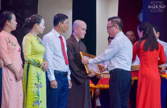 Đại đức Thích Thị Nhân (trụ trì chùa Văn Thánh, P.Thạnh Mỹ Tây) nhận Bằng khen của Thành ủy TP.HCM