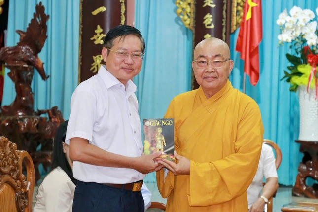Hòa thượng Thích Minh Nhật tặng ấn phẩm nguyệt san Giác Ngộ đến các thành viên trong đoàn