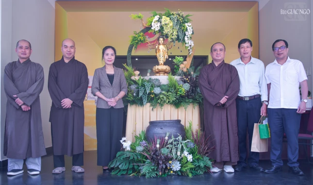 Đoàn chụp hình lưu niệm trước lễ đài Phật đản trong khuôn viên tòa soạn Báo Giác Ngộ