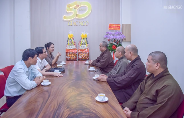 Phái đoàn Ban Tôn giáo Chính phủ thuộc Bộ Dân tộc và Tôn giáo chúc mừng Đại lễ Phật đản Phật lịch 2570 đến Thượng tọa Thích Tâm Hải và tập thể Báo Giác Ngộ