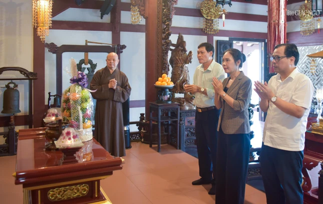 Đoàn dâng hương tại chánh điện chùa Định Thành