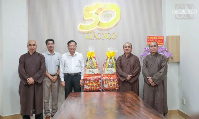 Ông Nguyễn Duy Tân cùng các thành viên trong đoàn chúc mừng Ban Biên tập Báo Giác Ngộ tại trụ sở tòa soạn (85 Nguyễn Đình Chiểu, P.Xuân Hòa, TP.HCM
