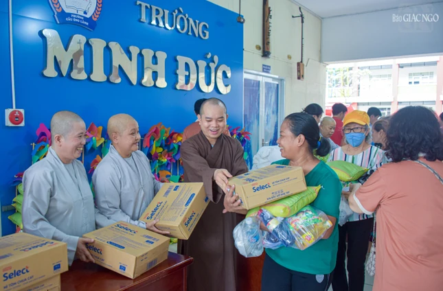 Tăng Ni trụ trì các tự viện trên địa bàn phường Cầu Ông Lãnh tặng quà đến người dân