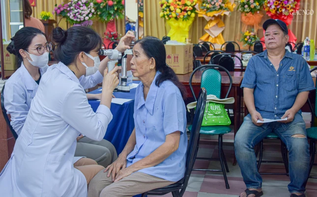 Người dân được khám bệnh miễn phí trong “Ngày hội Nhân ái” diễn ra vào sáng 23-5