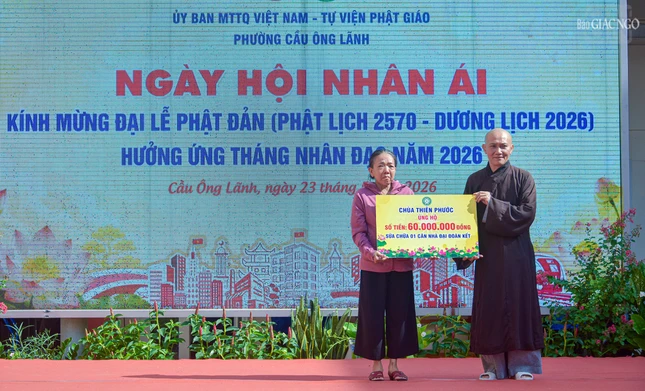 Đại đức Thích Thiện Tri, trụ trì chùa Thiên Phước trao bảng tượng trưng ủng hộ sửa chữa nhà cho hộ dân khó khăn