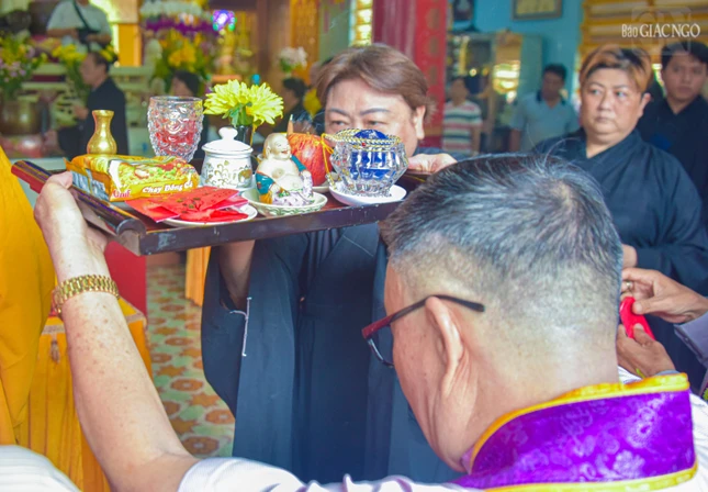 Người Hoa thường chuẩn bị những mâm lễ vật rất chu đáo để dâng cúng lên mười phương chư Phật