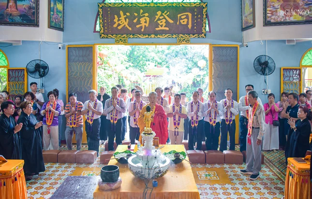 Nghi thức Tắm Phật của người Hoa tại chùa Long Hoa