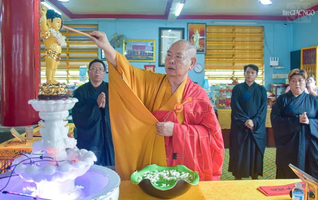 Hòa thượng Thích Huệ Công hướng dẫn mọi người thực hiện nghi thức Mộc dục