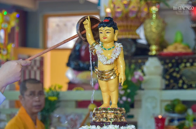 Người Hoa tin rằng việc múc nước nhẹ nhàng dội lên tượng Phật sơ sinh không chỉ để tẩy tịnh bụi trần, mà còn là dịp để cầu nguyện sự may mắn, rửa trôi đi những điều không may và phiền não