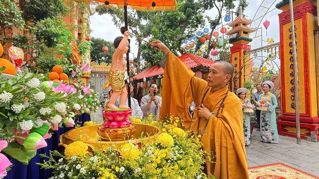 Thượng tọa Thích Minh Quang hướng dẫn đại chúng thực hiện nghi thức Tắm Phật